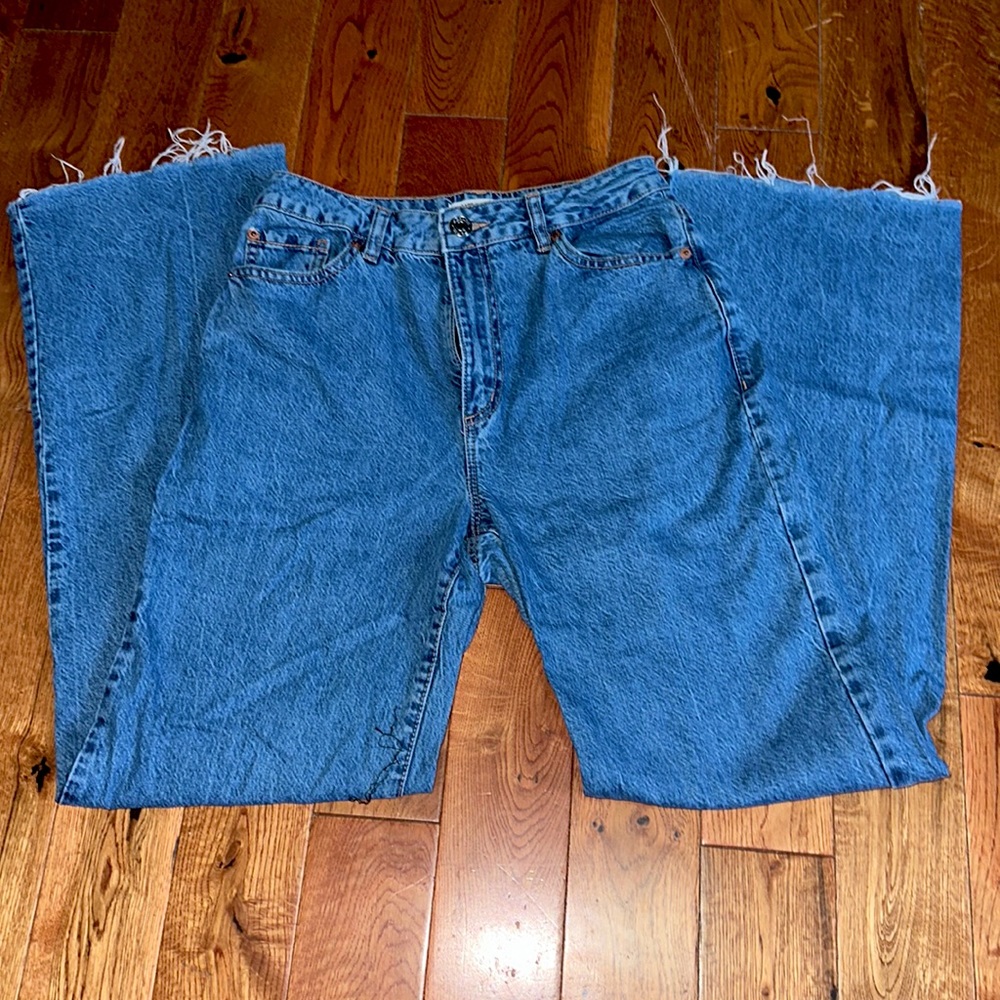 CUTE FRAYED HIGH WAISTED JEANS!!!